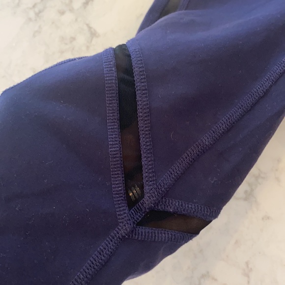 Alo yoga cropped leggings with mesh detail inserts - Picture 4 of 6